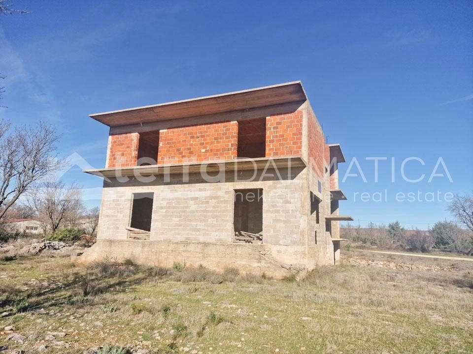 Devrske, unfertiges Haus mit schöner Aussicht auf die Umgebung