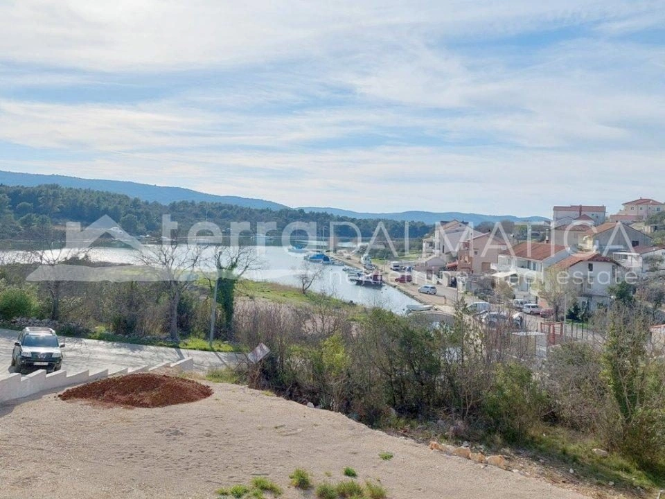 Umgebung von Sibenik, Bilice, Bauland auf einem Hügel in Meeresnähe