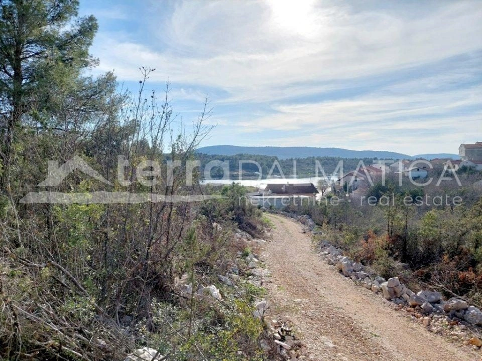 Umgebung von Sibenik, Bilice, Bauland auf einem Hügel in Meeresnähe