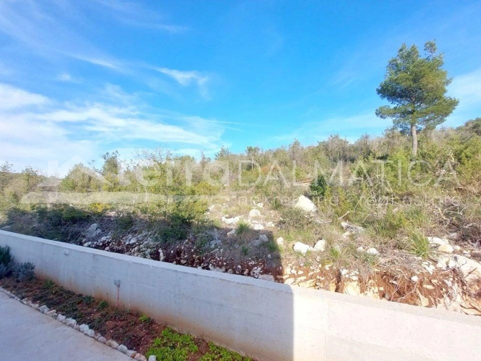 Umgebung von Sibenik, Bilice, Bauland auf einem Hügel in Meeresnähe