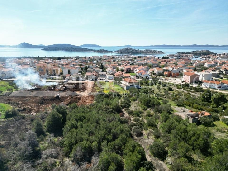 Tribunj, Baugrundstück 3233 m2, Investitionsmöglichkeit