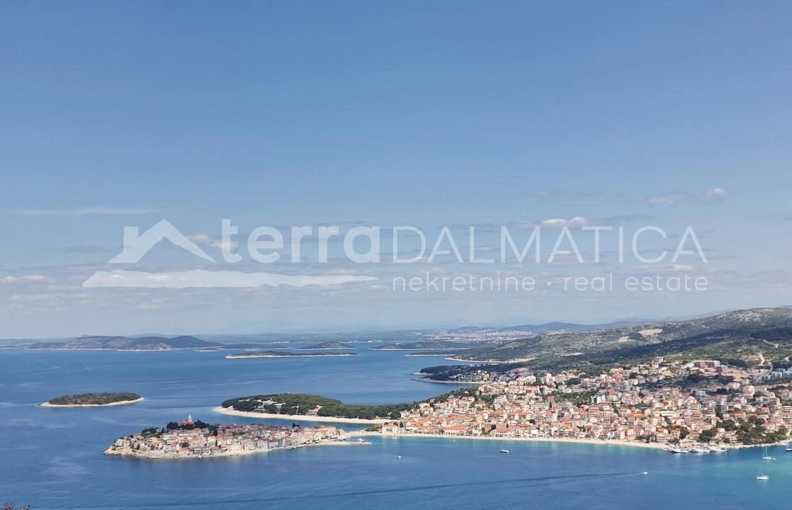 Umgebung von Primosten, Baugrundstück mit Panoramablick auf das Meer