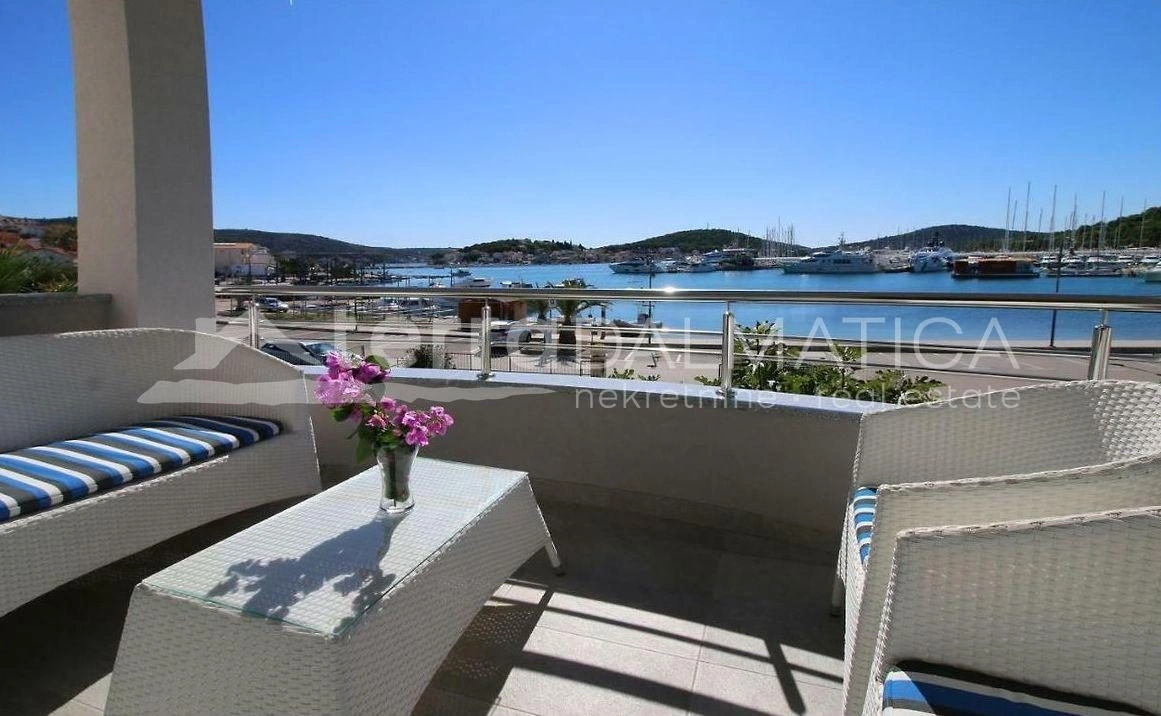 Rogoznica, centar, kuća sa šest apartmana uz more