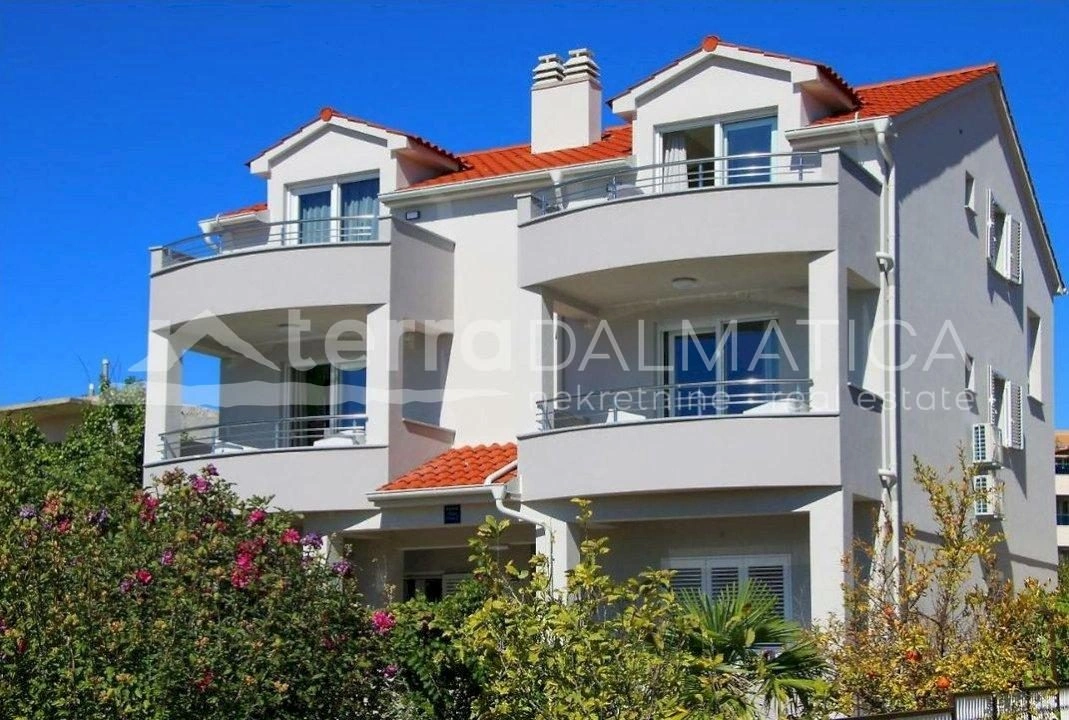 Rogoznica, Zentrum, Haus mit sechs Wohnungen am Meer