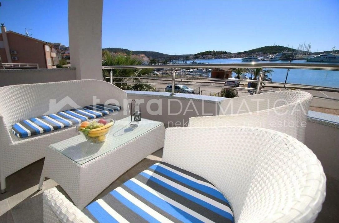 Rogoznica, Zentrum, Haus mit sechs Wohnungen am Meer