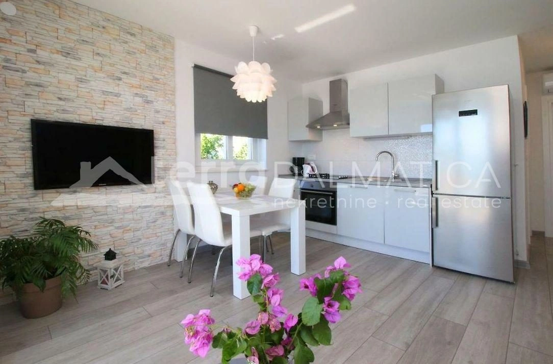 Rogoznica, Zentrum, Haus mit sechs Wohnungen am Meer