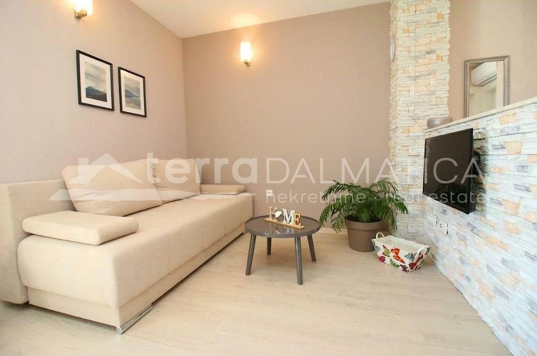 Rogoznica, Zentrum, Haus mit sechs Wohnungen am Meer