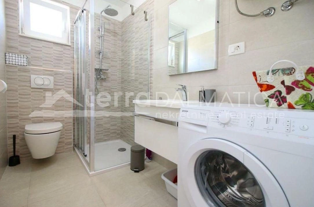 Rogoznica, Zentrum, Haus mit sechs Wohnungen am Meer