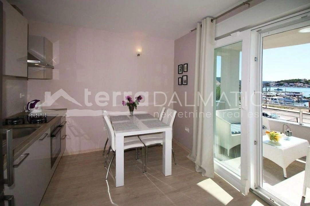 Rogoznica, Zentrum, Haus mit sechs Wohnungen am Meer