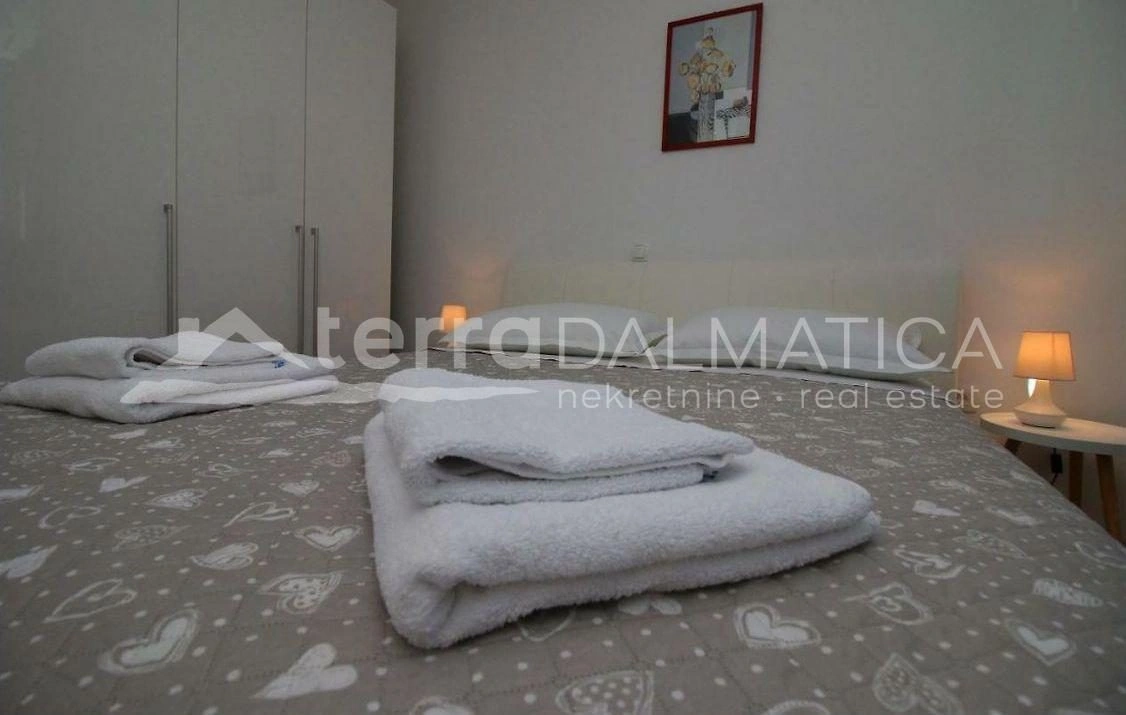 Rogoznica, Zentrum, Haus mit sechs Wohnungen am Meer