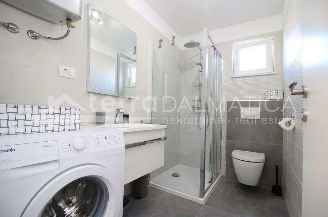 Rogoznica, Zentrum, Haus mit sechs Wohnungen am Meer