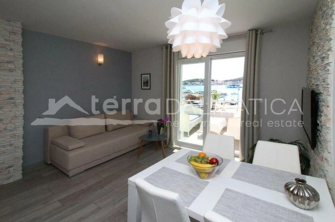 Rogoznica, Zentrum, Haus mit sechs Wohnungen am Meer