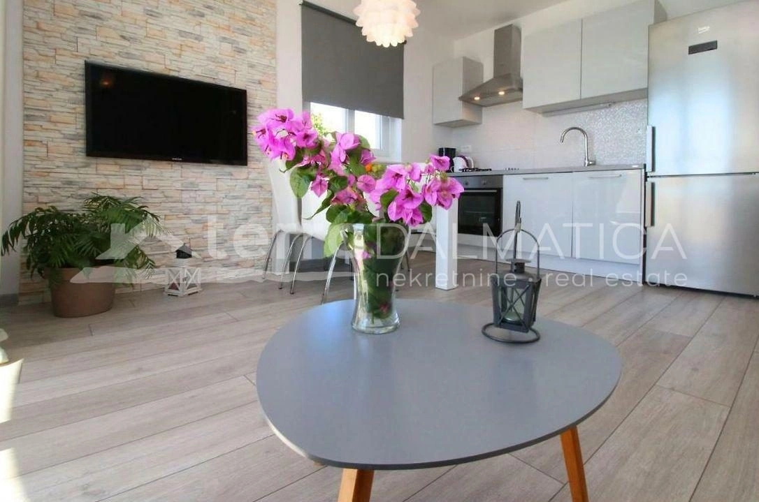 Rogoznica, Zentrum, Haus mit sechs Wohnungen am Meer