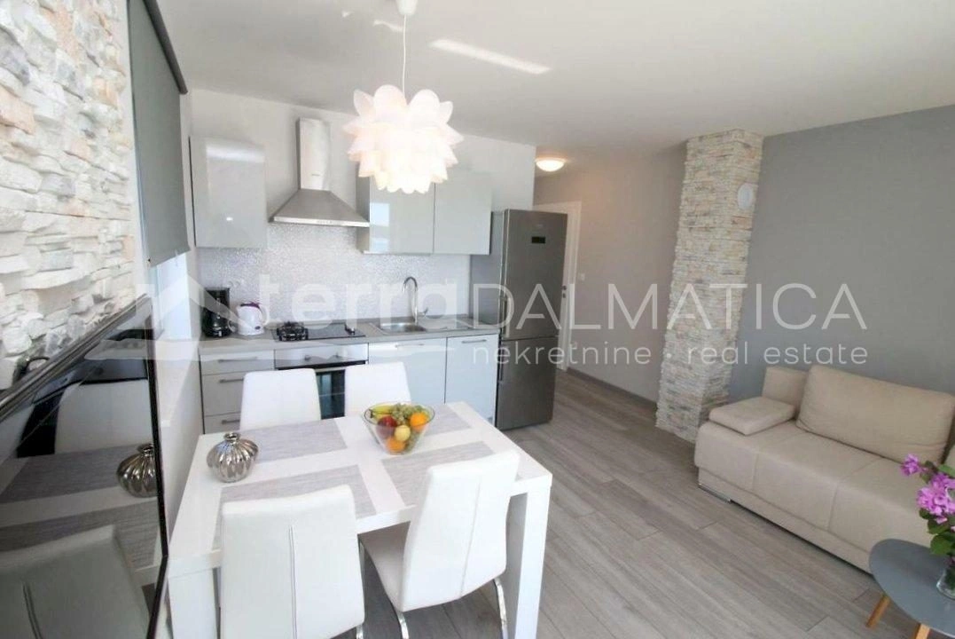 Rogoznica, Zentrum, Haus mit sechs Wohnungen am Meer