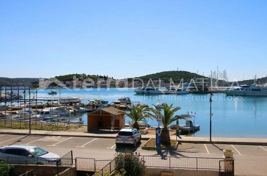 Rogoznica, Zentrum, Haus mit sechs Wohnungen am Meer