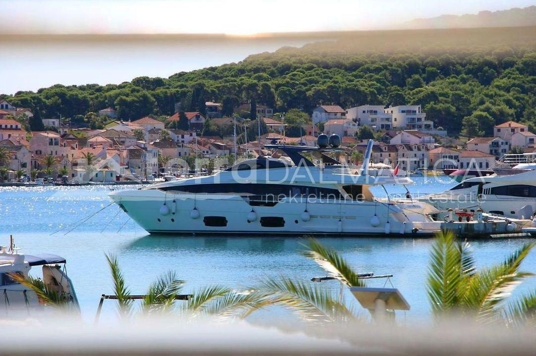 Rogoznica, Zentrum, Haus mit sechs Wohnungen am Meer