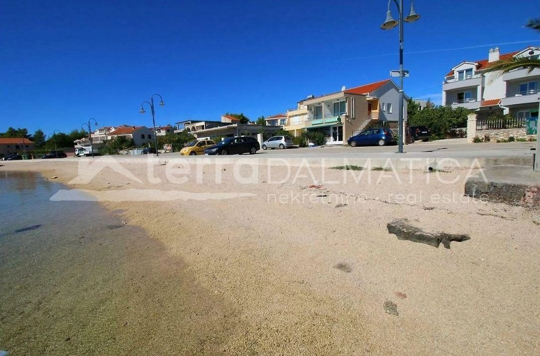 Rogoznica, Zentrum, Haus mit sechs Wohnungen am Meer