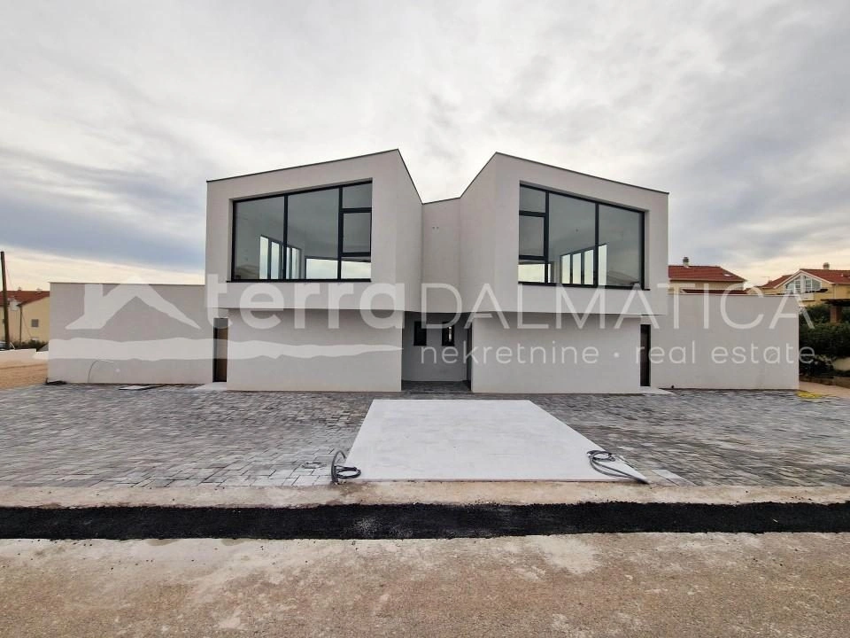 Vodice, Doppelhaushälfte in modernem Design mit Meerblick
