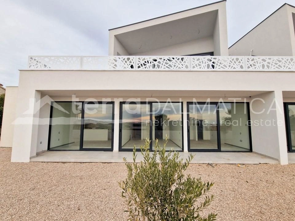 Vodice, Doppelhaushälfte in modernem Design mit Meerblick