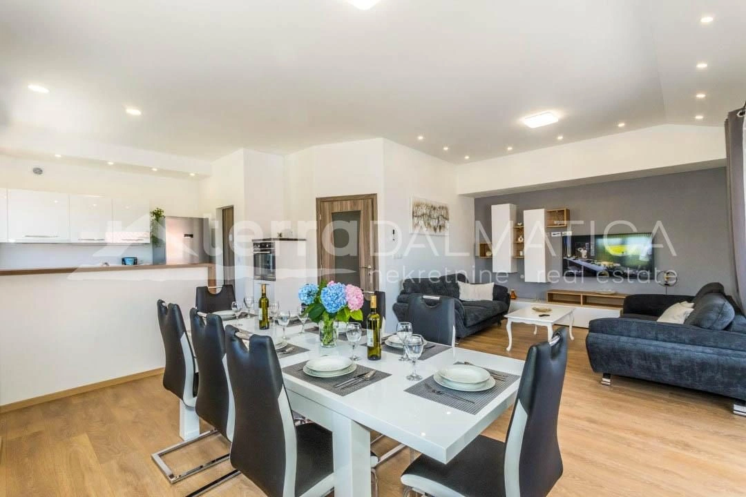 Brodarica, Ferienhaus mit Swimmingpool, 150 m vom Meer entfernt