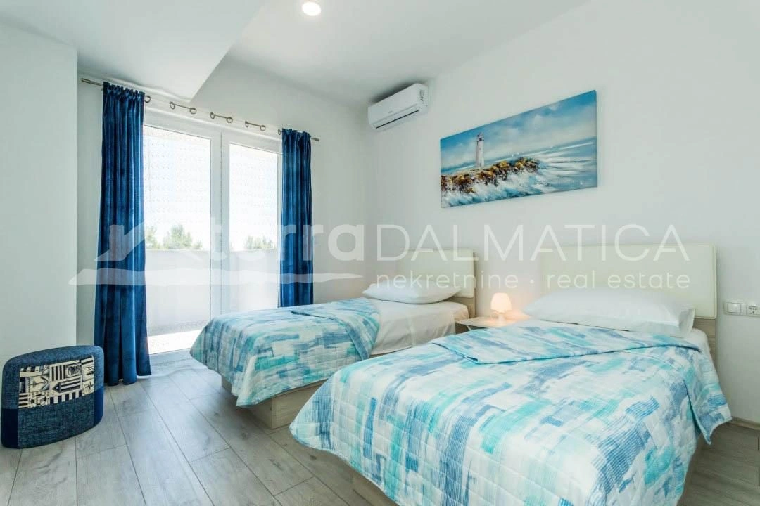 Brodarica, Ferienhaus mit Swimmingpool, 150 m vom Meer entfernt