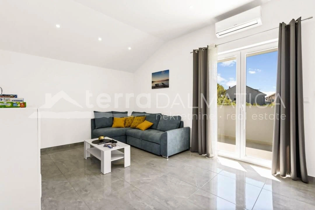 Brodarica, Ferienhaus mit Swimmingpool, 150 m vom Meer entfernt