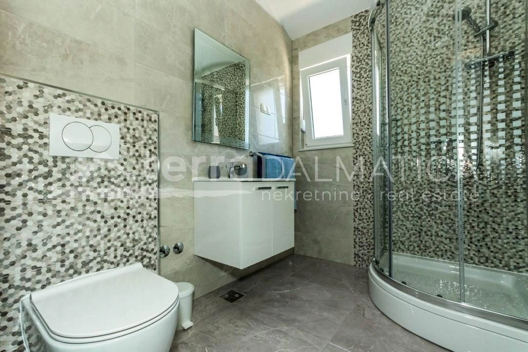 Brodarica, Ferienhaus mit Swimmingpool, 150 m vom Meer entfernt