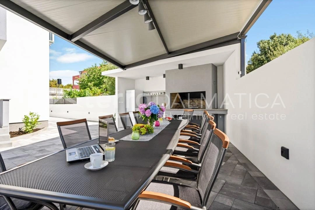 Brodarica, Ferienhaus mit Swimmingpool, 150 m vom Meer entfernt