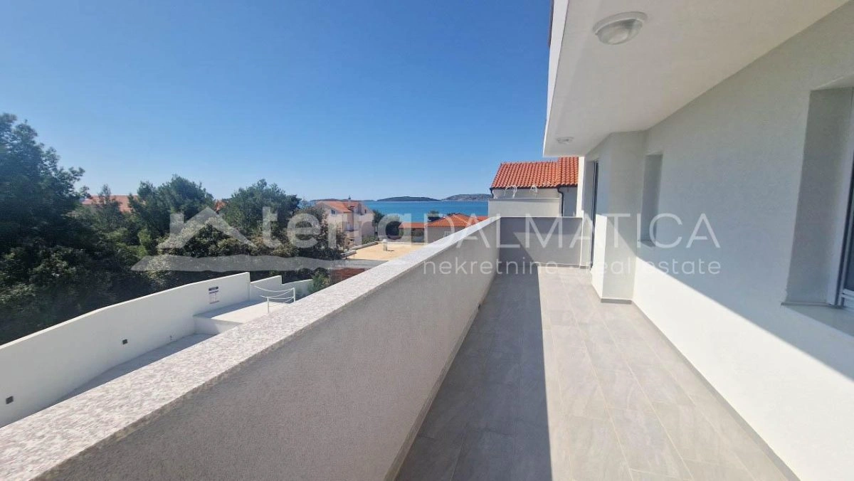 Brodarica, Ferienhaus mit Swimmingpool, 150 m vom Meer entfernt