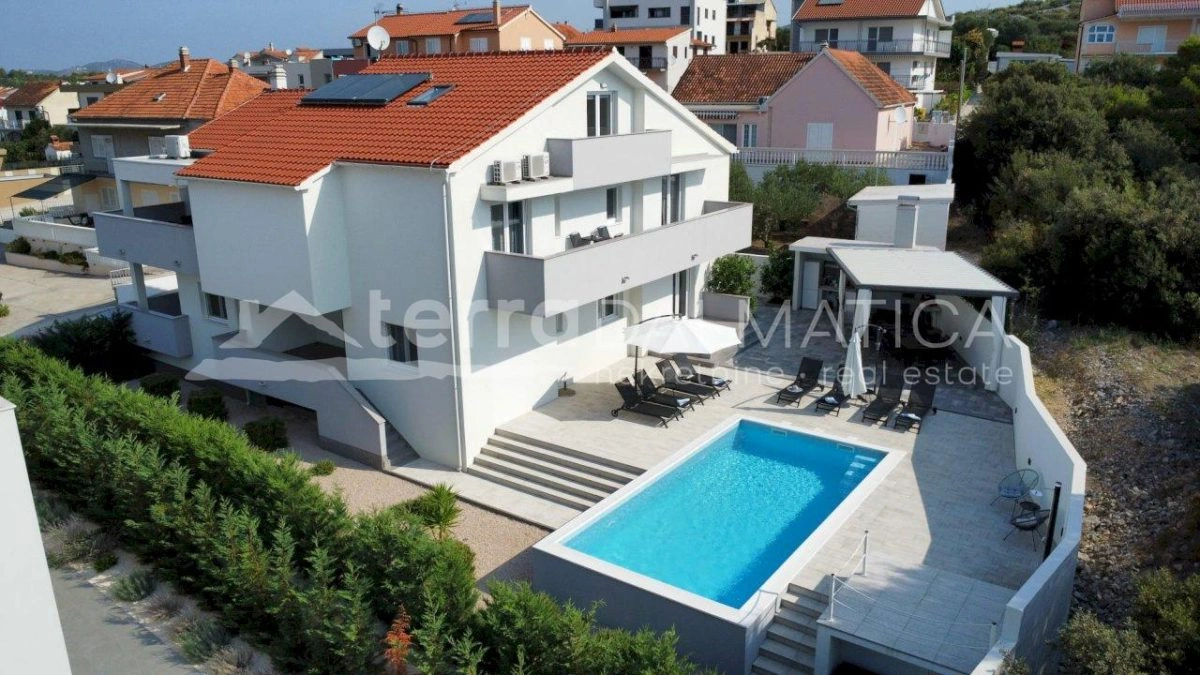 Brodarica, Ferienhaus mit Swimmingpool, 150 m vom Meer entfernt