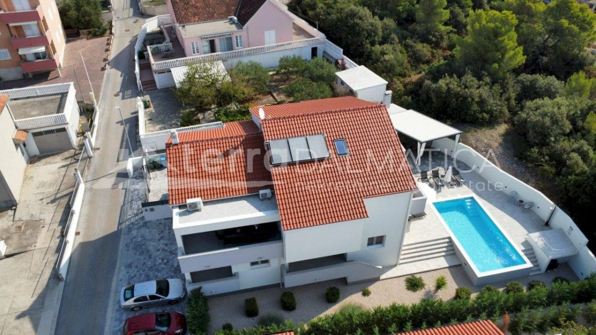 Brodarica, Ferienhaus mit Swimmingpool, 150 m vom Meer entfernt