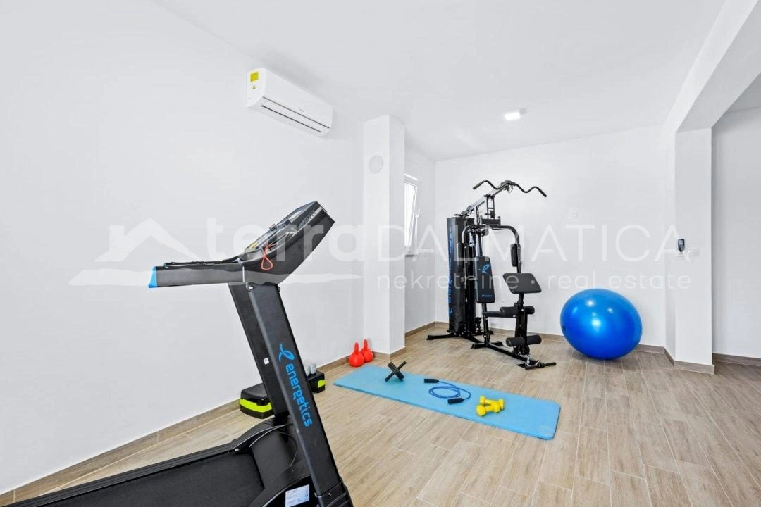 Brodarica, Ferienhaus mit Swimmingpool, 150 m vom Meer entfernt