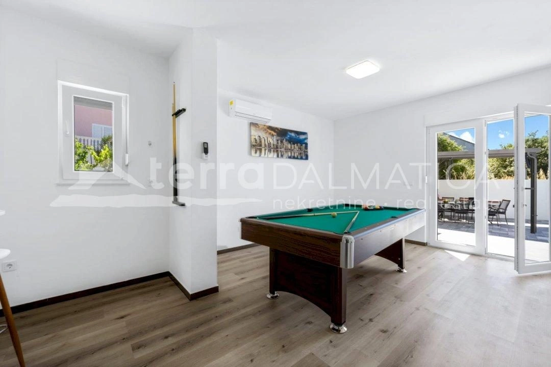 Brodarica, Ferienhaus mit Swimmingpool, 150 m vom Meer entfernt