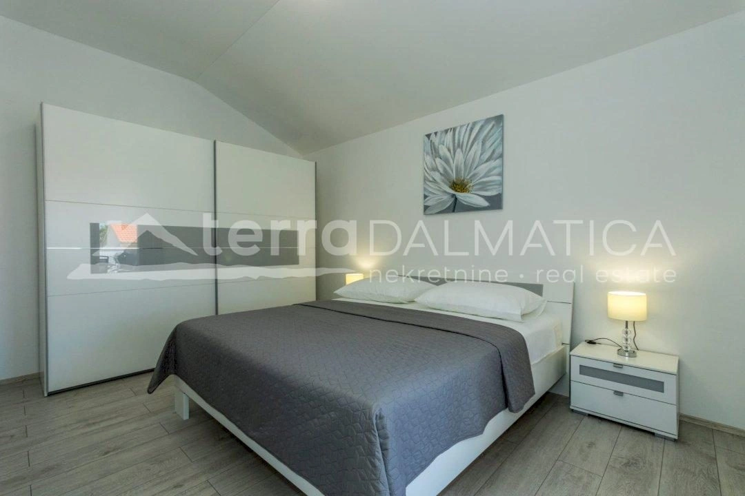 Brodarica, Ferienhaus mit Swimmingpool, 150 m vom Meer entfernt