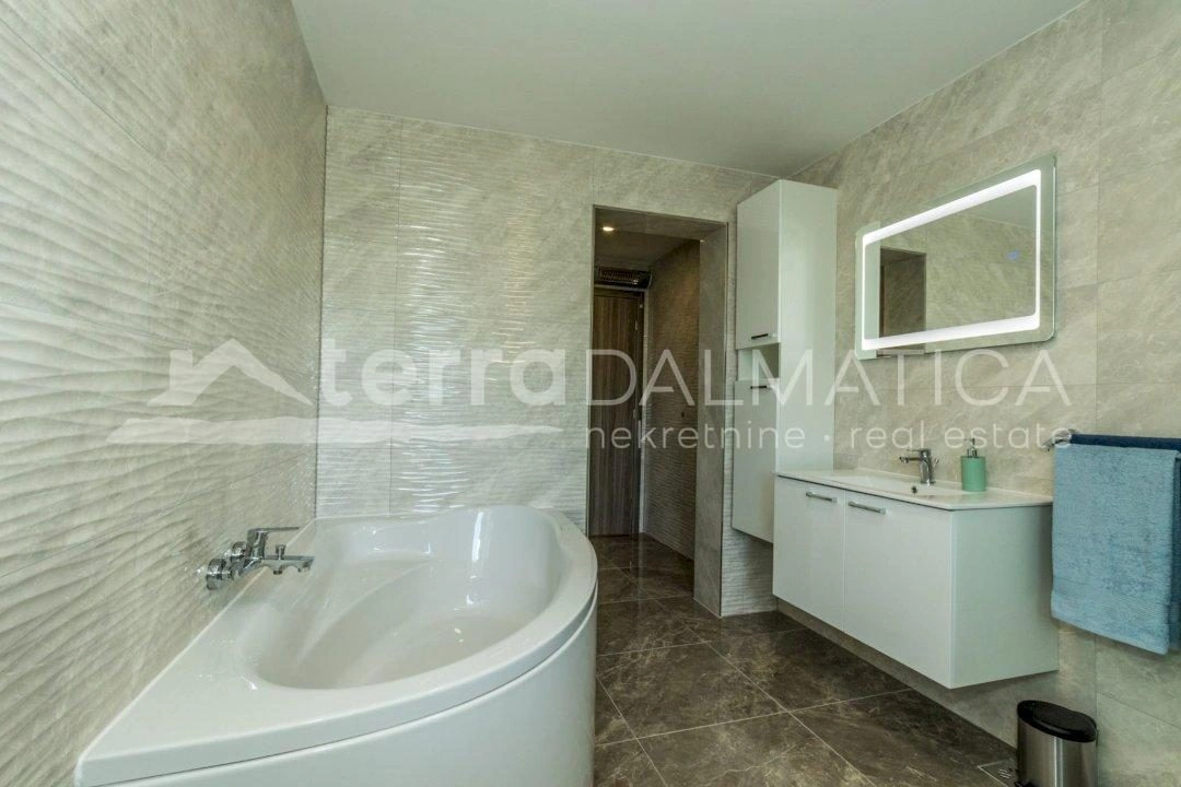 Brodarica, Ferienhaus mit Swimmingpool, 150 m vom Meer entfernt