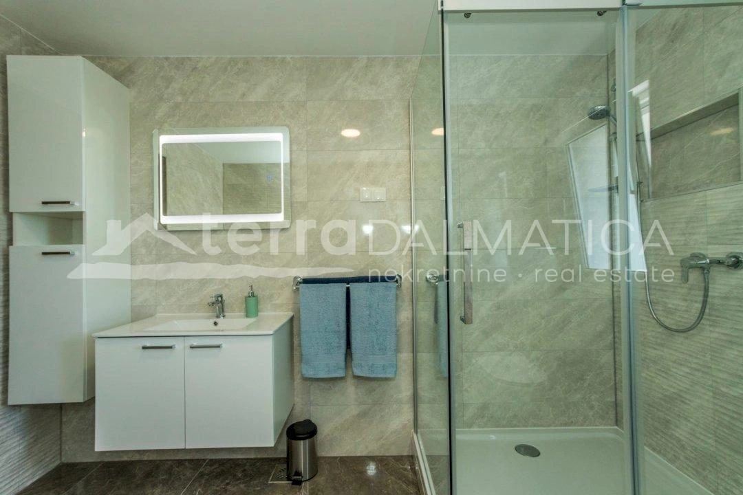 Brodarica, Ferienhaus mit Swimmingpool, 150 m vom Meer entfernt