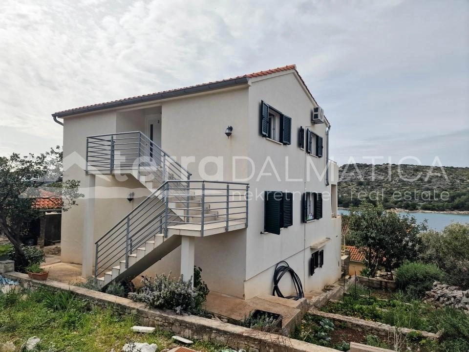 Insel Kaprije, ein Haus auf drei Etagen mit wunderschönem Meerblick