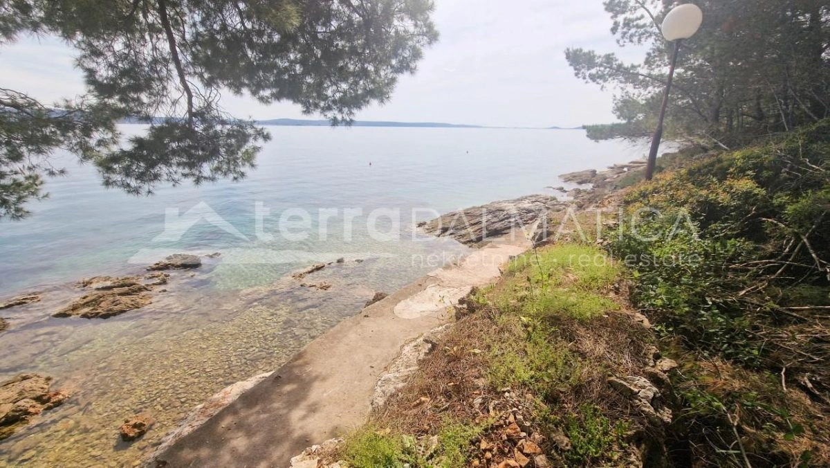 Zadar, Insel Ugljan - Grundstück in attraktiver Lage, erste Reihe zum Meer (Möglichkeit der Aufteilung des Grundstücks in Parzellen)