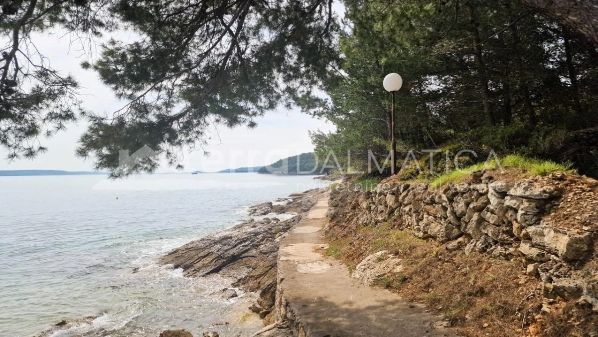 Zadar, Insel Ugljan - Grundstück in attraktiver Lage, erste Reihe zum Meer (Möglichkeit der Aufteilung des Grundstücks in Parzellen)