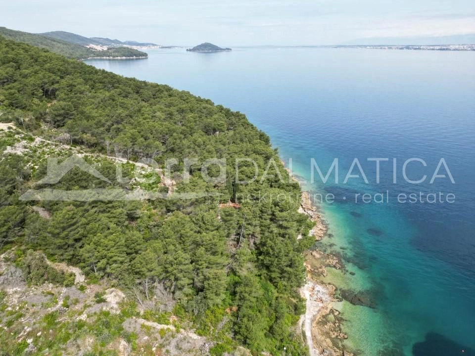 Zadar, Insel Ugljan - Grundstück in attraktiver Lage, erste Reihe zum Meer (Möglichkeit der Aufteilung des Grundstücks in Parzellen)