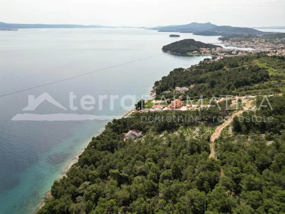 Zadar, Insel Ugljan - Grundstück in attraktiver Lage, erste Reihe zum Meer (Möglichkeit der Aufteilung des Grundstücks in Parzellen)