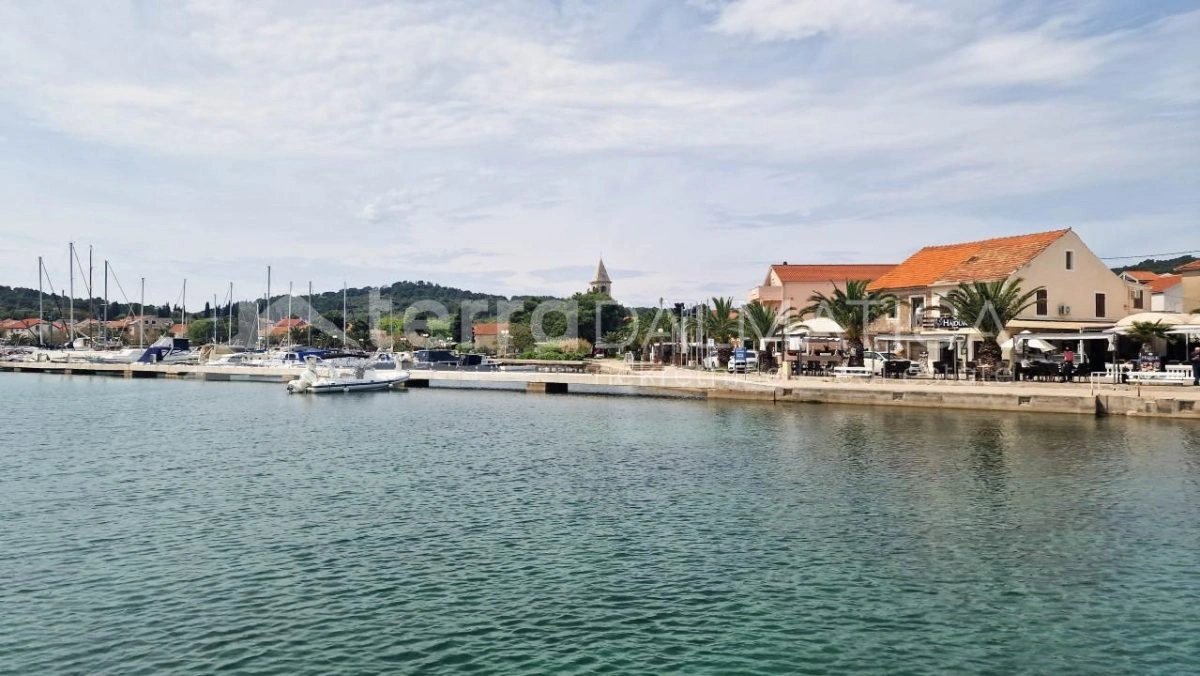 Zadar, Insel Ugljan - Grundstück in attraktiver Lage, erste Reihe zum Meer (Möglichkeit der Aufteilung des Grundstücks in Parzellen)
