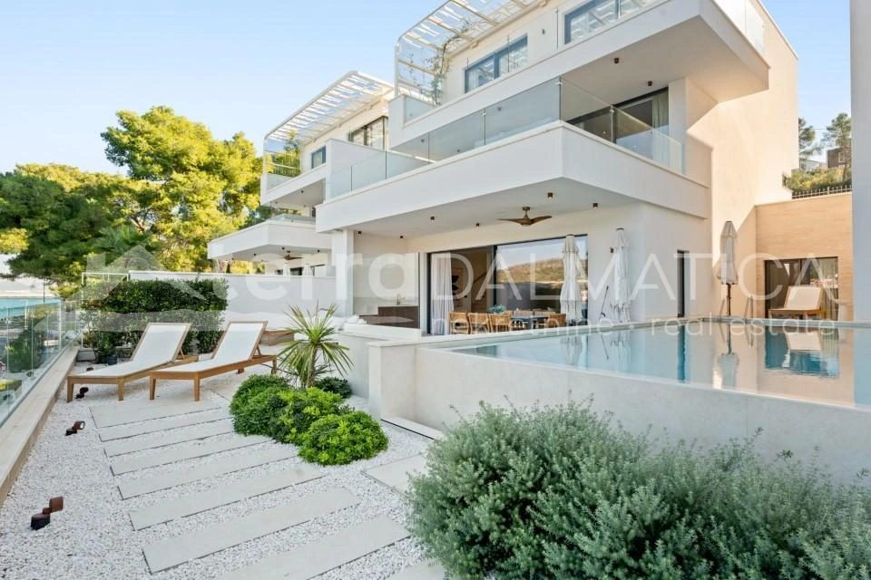 Trogir, Luxusvilla im Resort, erste Reihe zum Meer