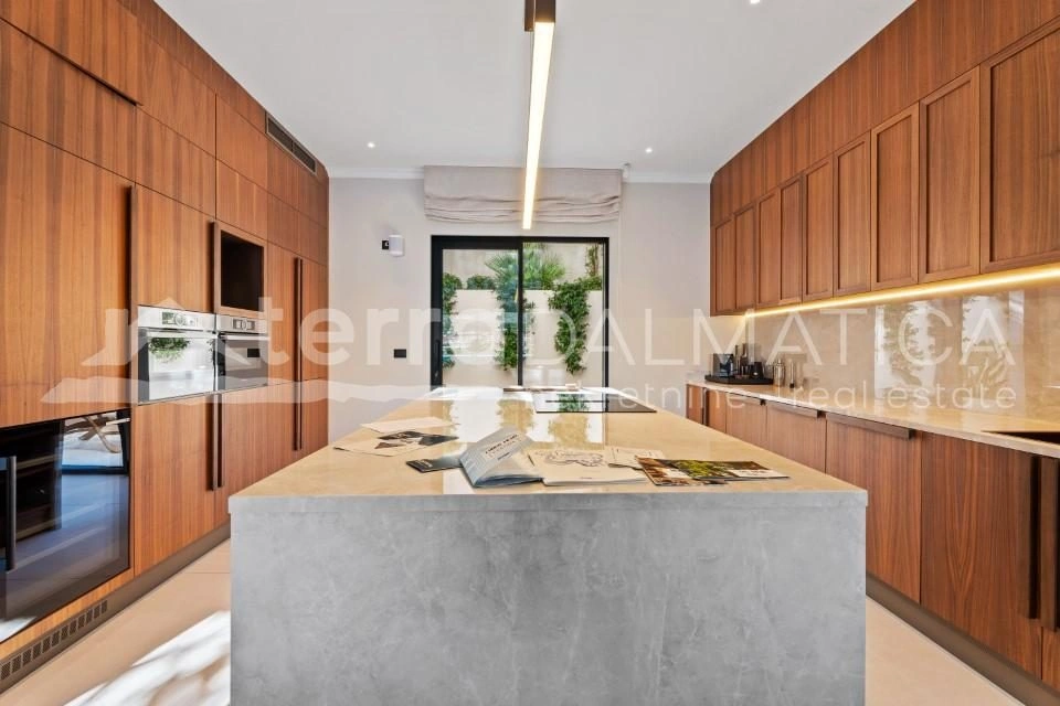 Trogir, Luxusvilla im Resort, erste Reihe zum Meer