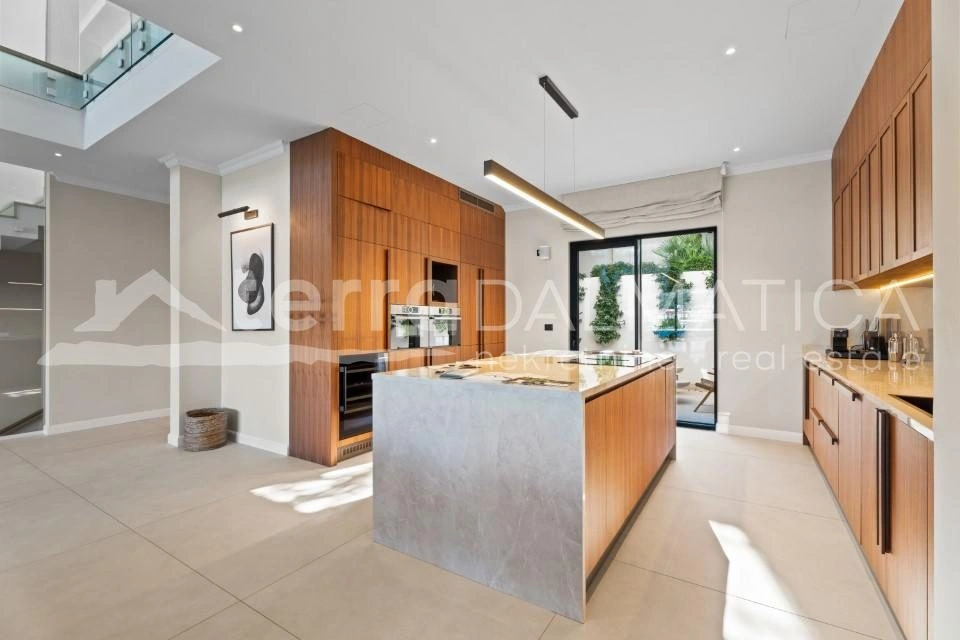 Trogir, Luxusvilla im Resort, erste Reihe zum Meer