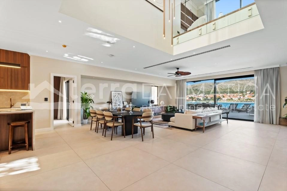 Trogir, Luxusvilla im Resort, erste Reihe zum Meer