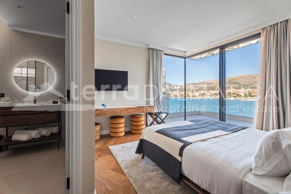 Trogir, Luxusvilla im Resort, erste Reihe zum Meer