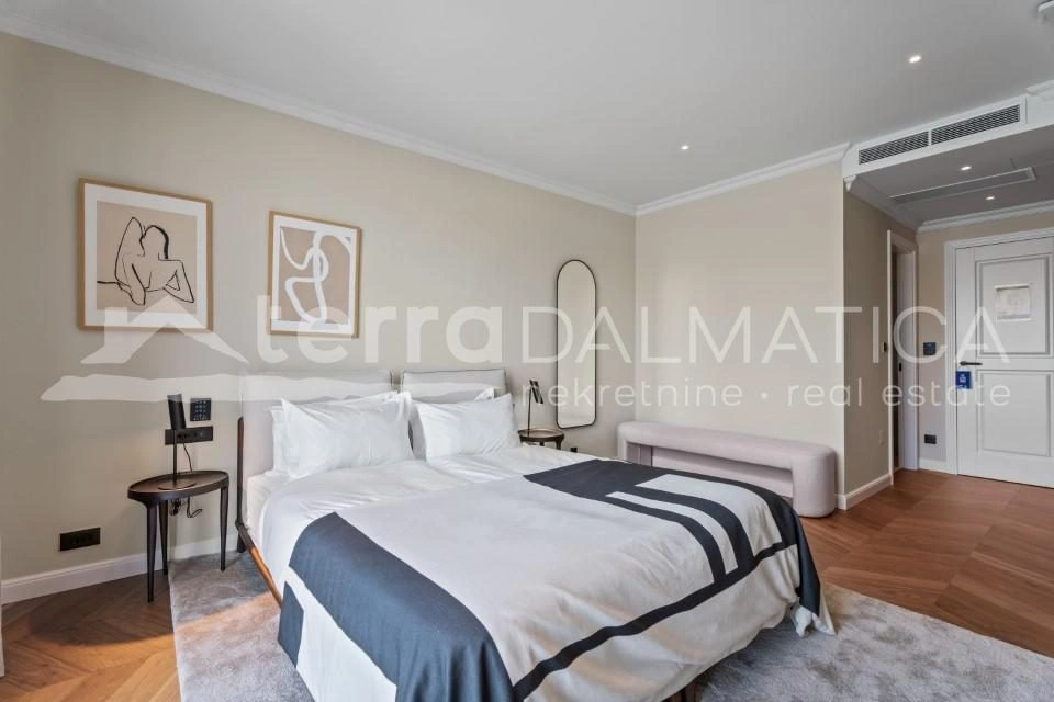 Trogir, Luxusvilla im Resort, erste Reihe zum Meer