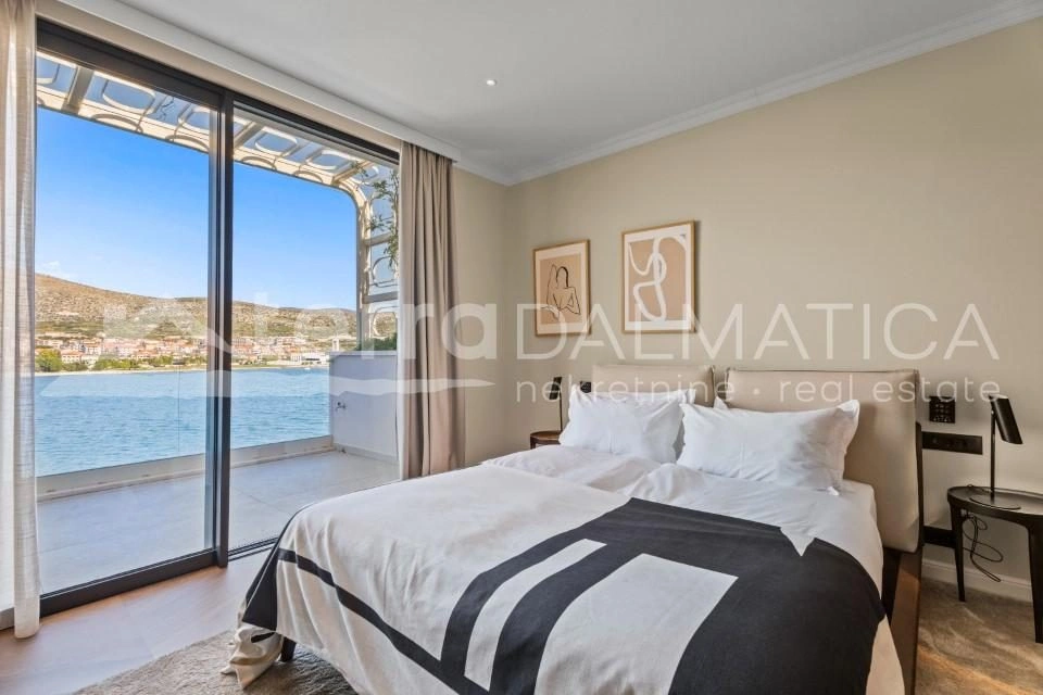 Trogir, Luxusvilla im Resort, erste Reihe zum Meer