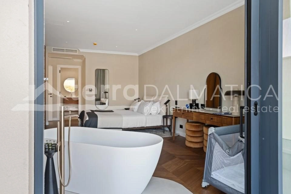 Trogir, Luxusvilla im Resort, erste Reihe zum Meer